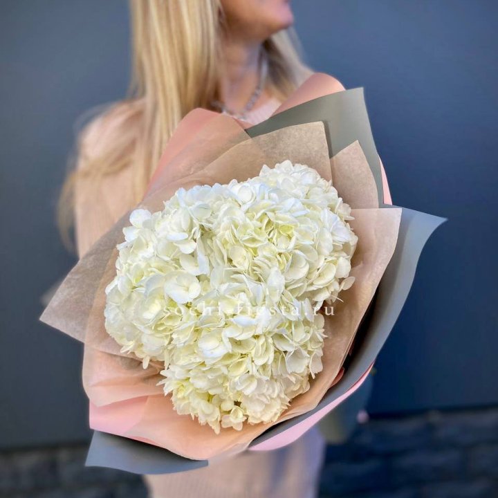 Букет из трёх белых гортензий в Балаково
