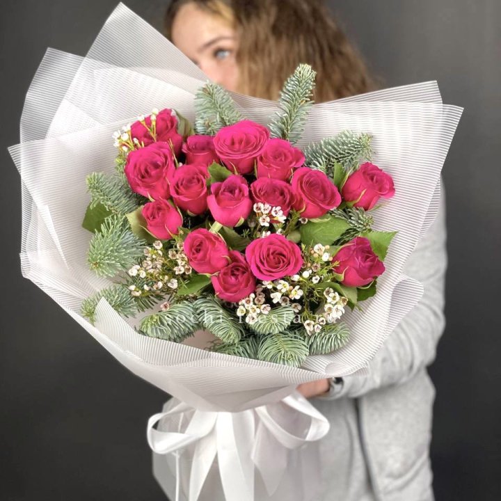 Новогодний букет Елки и Розы в Балаково