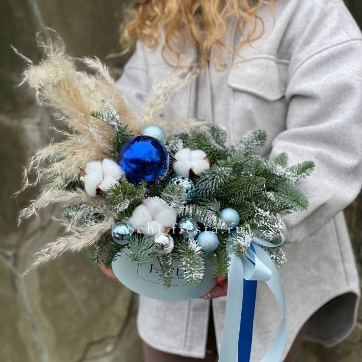 Новогодняя композиция в коробке блю в Балаково