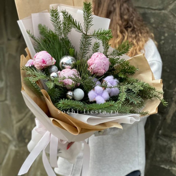 Новогодний букет с пионами  в Балаково