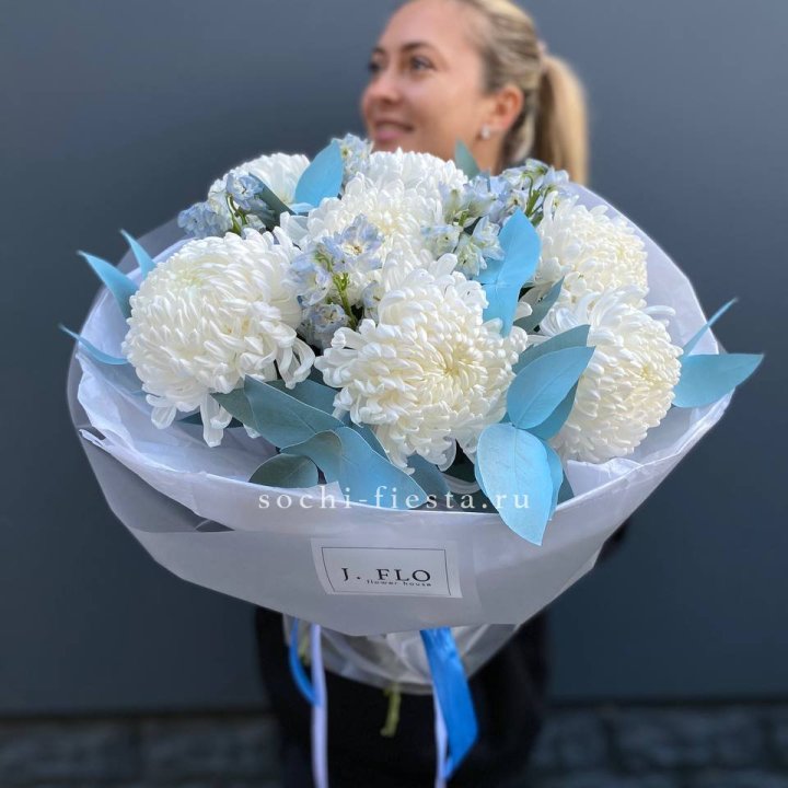 Букет хризантем Бигуди и дельфиниума  в Балаково