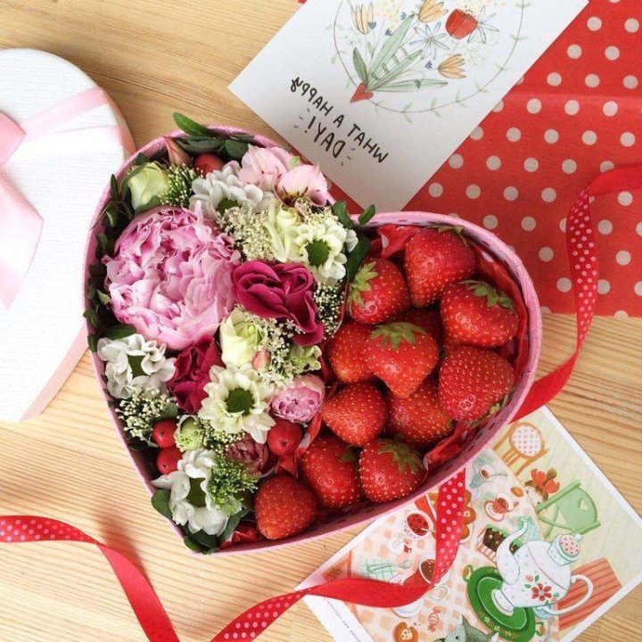 Бокс с клубникой и цветами в Балаково