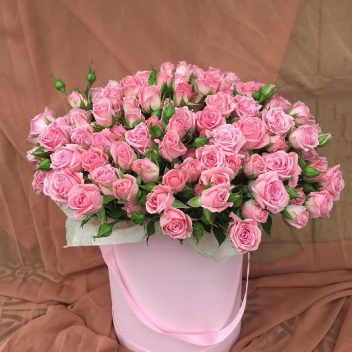 Кустовые розы в коробке в Балаково