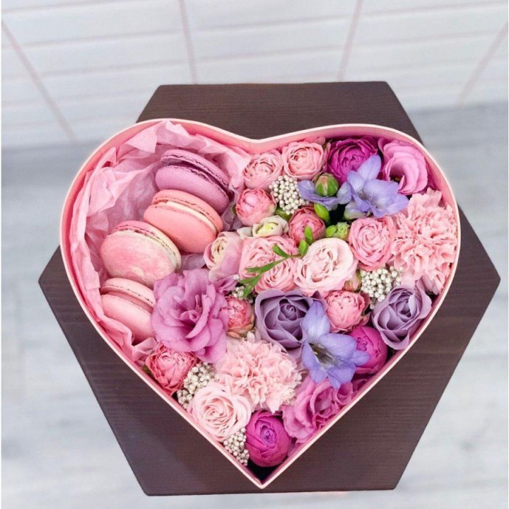 Бокс-сердце с макаронс  в Балаково