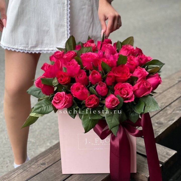 55 алых роз в кубе в Балаково