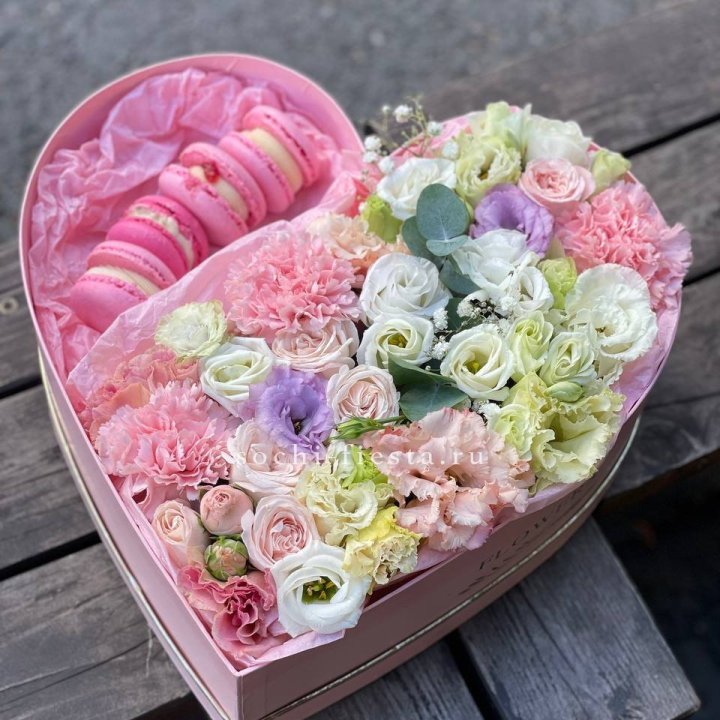Бокс-сердце с макарон "Пинк" в Балаково