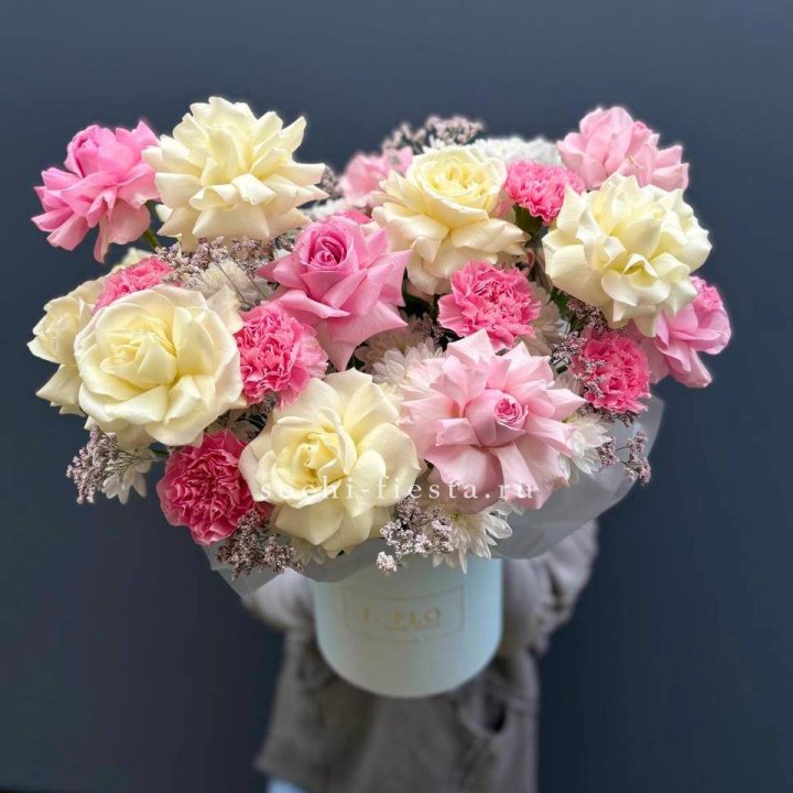 Коробка французских роз и диантусов "Бони" в Балаково