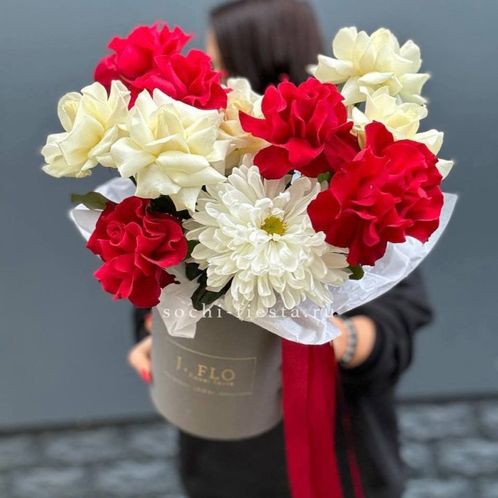 Французские розы с хризантемой в боксе в Балаково