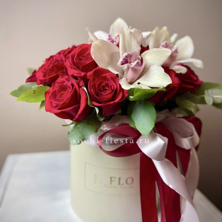 Розы и орхидеи в боксе в Балаково