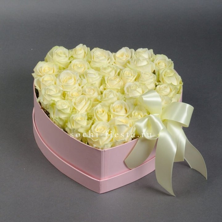 35 белых роз в коробке "Сердце" в Балаково