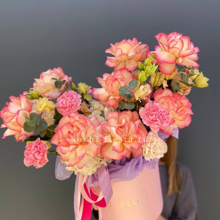 Бокс нежный с розами в Балаково