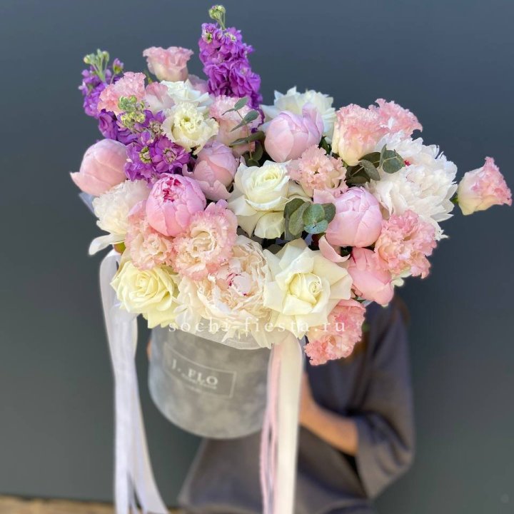 Дизайнерский цилиндр с пионами "Ривьера" в Балаково