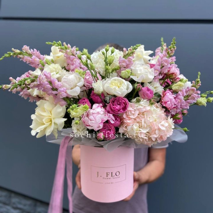 Дизайнерский цилиндр с пионами "Саманта" в Балаково