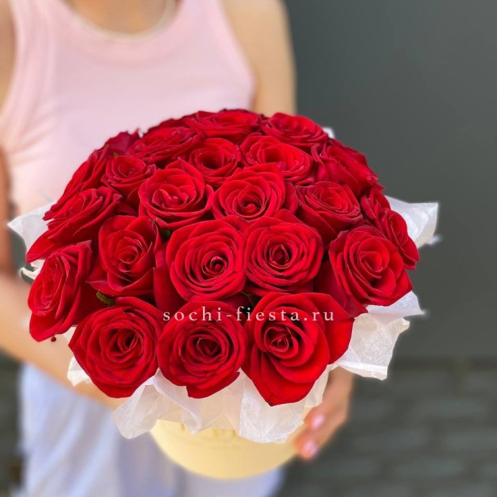 Красные розы в цилиндре в Балаково