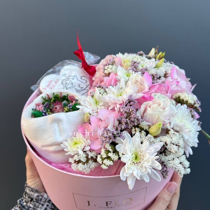 Цветы и свеча в коробке в Балаково