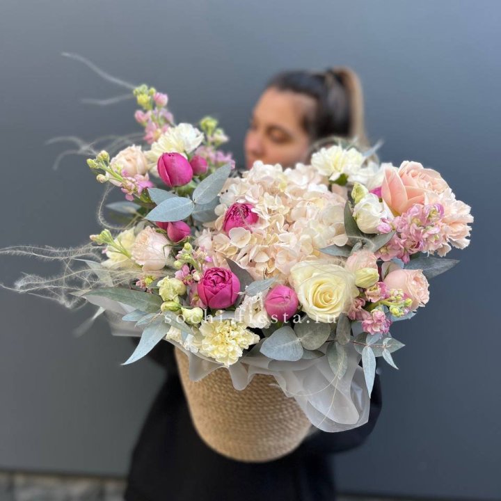 Цветочная композиция в джутовом боксе  в Балаково