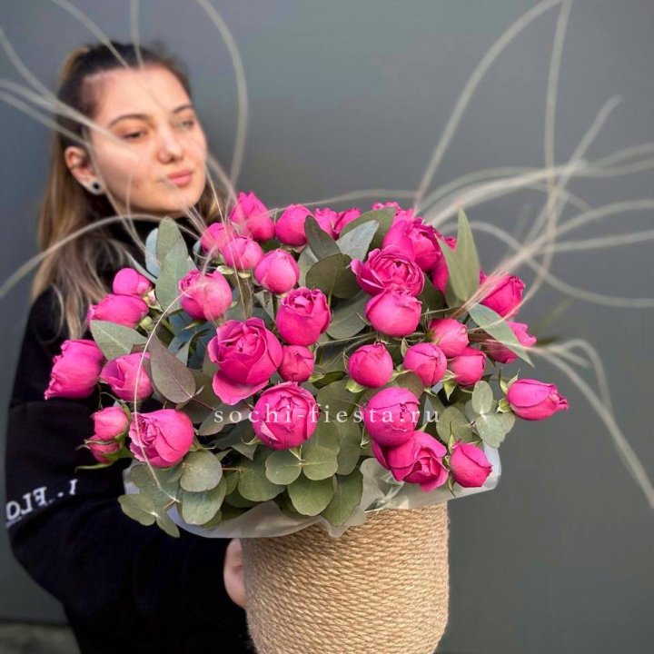 Пионовидные розы Мисти Бабблс в джутовом кашпо в Балаково