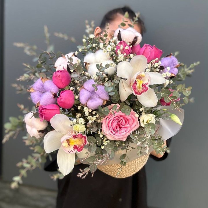 Орхидея и розы в джутовом кашпо в Балаково