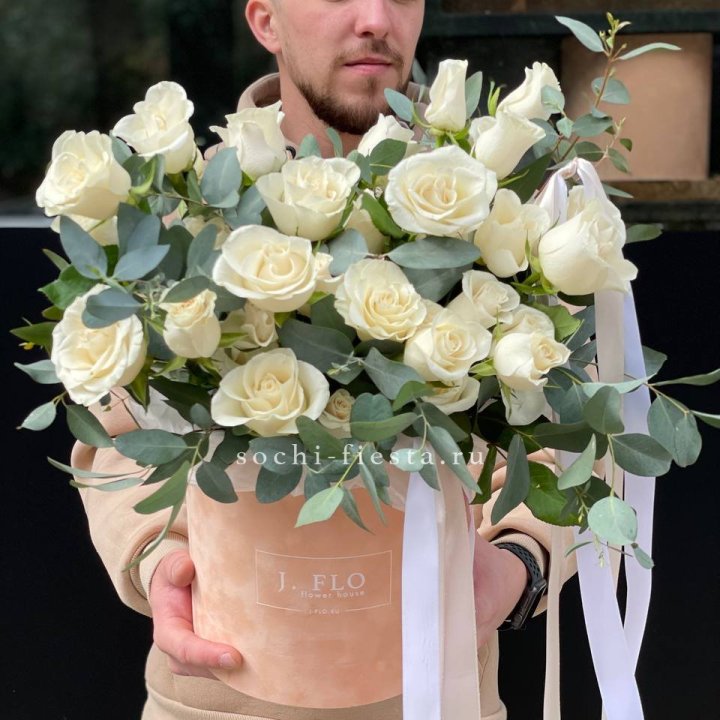 41 белая роз в бархатном боксе в Балаково