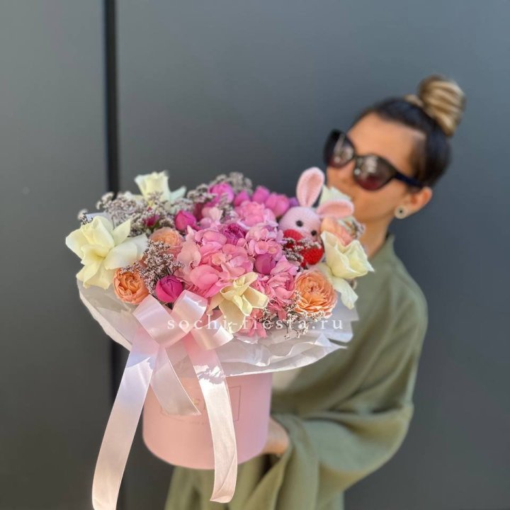 Дизайнерский цилиндр с игрушкой "Лола" в Балаково