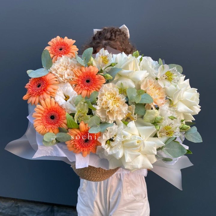 Розы и герберы в джутовом кашпо "Георгино" в Балаково