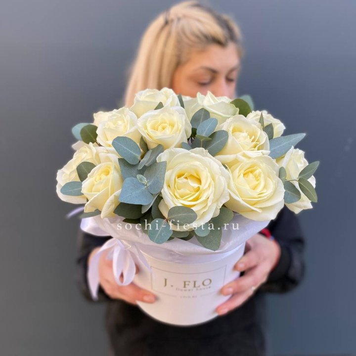 15 белых роз в боксе в Балаково