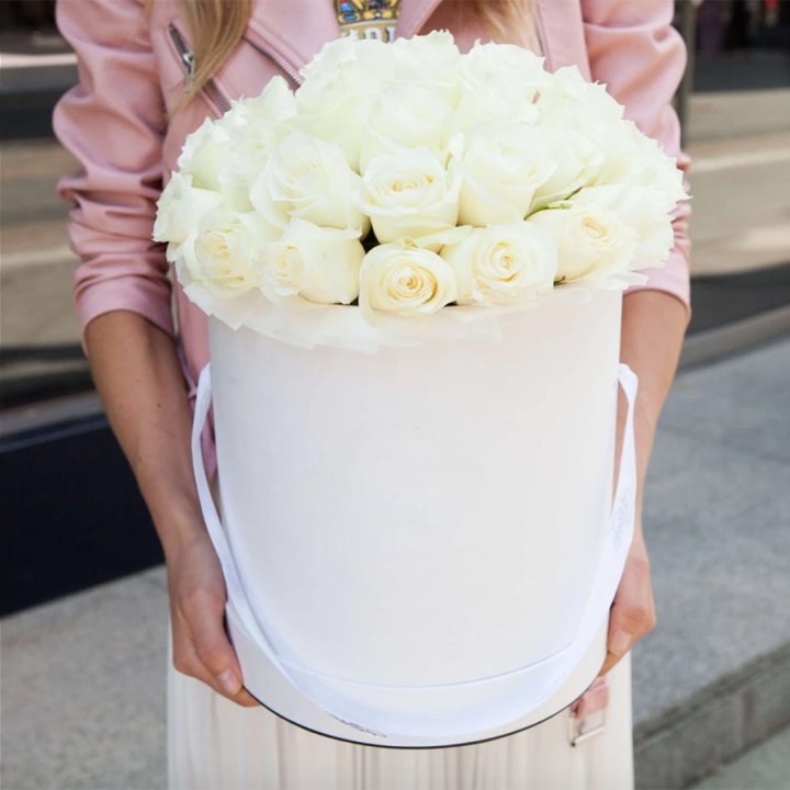 35 белых роз в цилиндре в Балаково