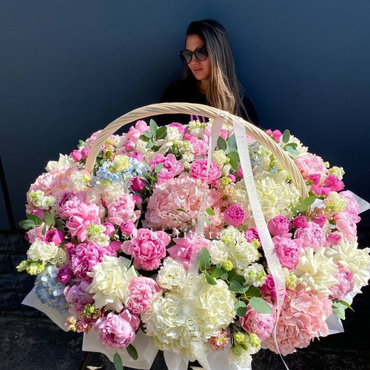 Цветочная корзина из пионов и пионовидных роз "Перфекте" в Балаково