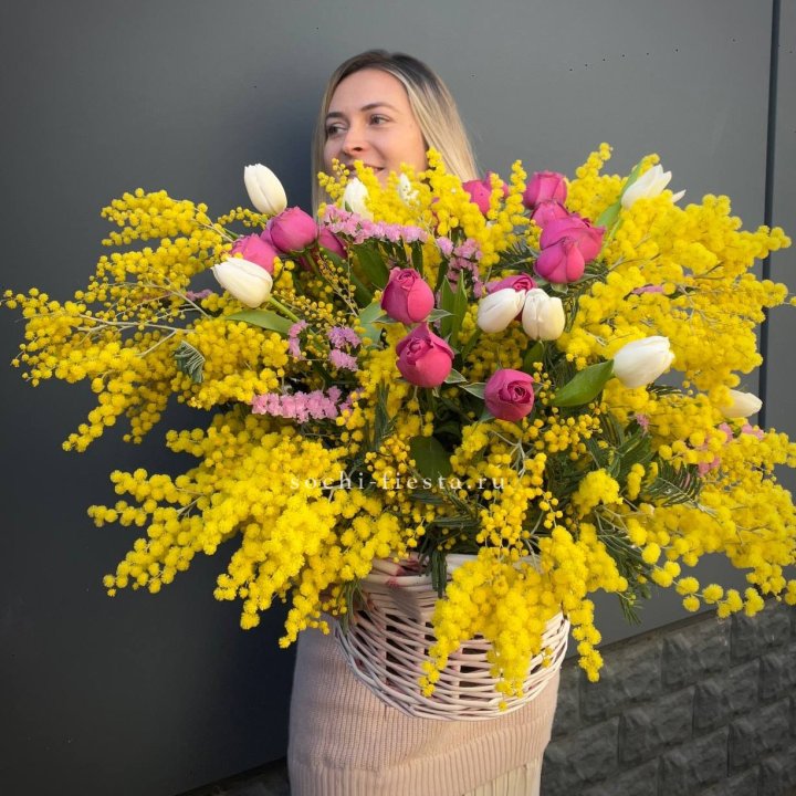 Цветочная корзина с мимозой "Спринг" в Балаково