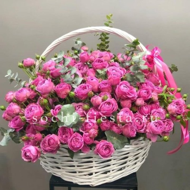 65 пионовидных кустовых роз в корзине в Балаково