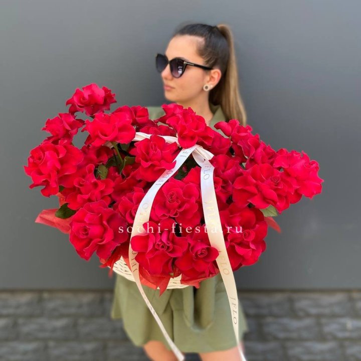 Красные французские розы в корзине в Балаково