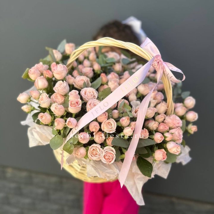 Корзина кустовых пионовидных роз в Балаково