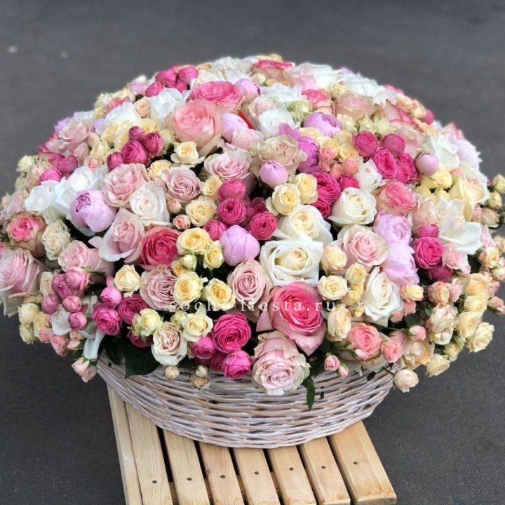 Цветочная корзина из пионов и пионовидных роз "Юниверсити" в Балаково
