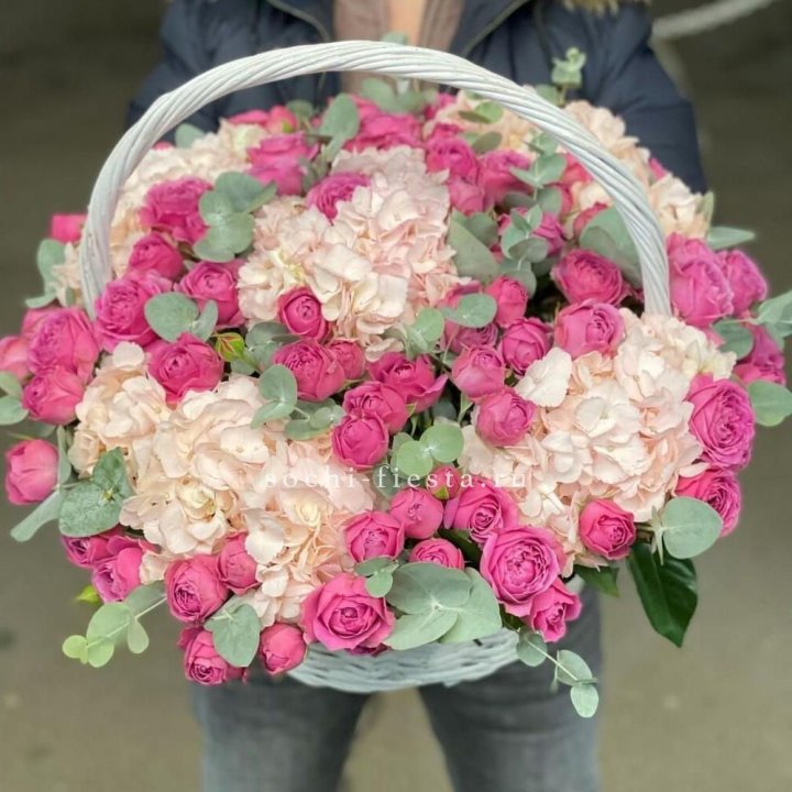 Корзина с гортензией и Мисти Баблс в Балаково