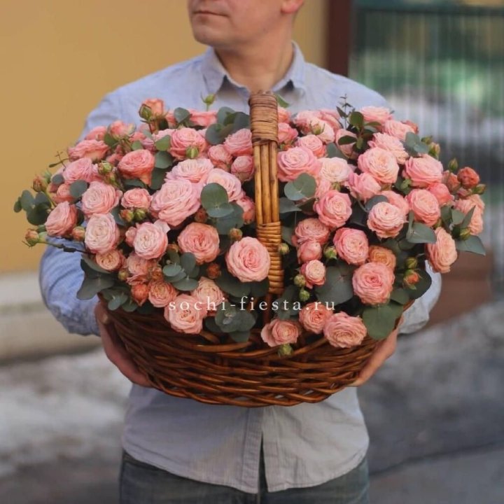 Корзина из 101 пионовидной розы в Балаково