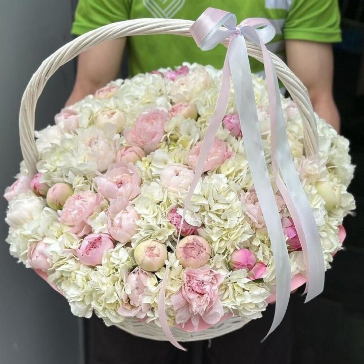 Премиум корзина гортензий и пионов в Балаково