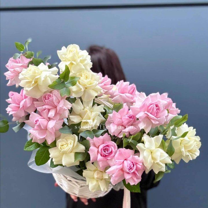 25 Французских роз в корзине в Балаково