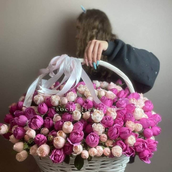 Премиум корзина пионовидных кустовых роз в Балаково