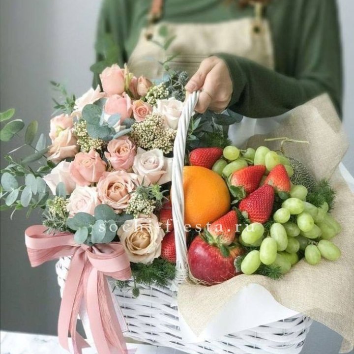 Фруктовая корзина c цветами в Балаково