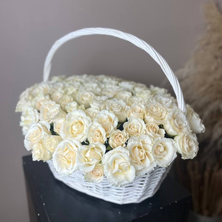101 белая роза в корзине в Балаково
