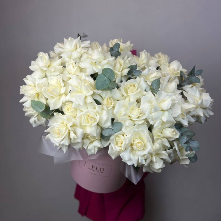 37 белых роз в боксе в Балаково