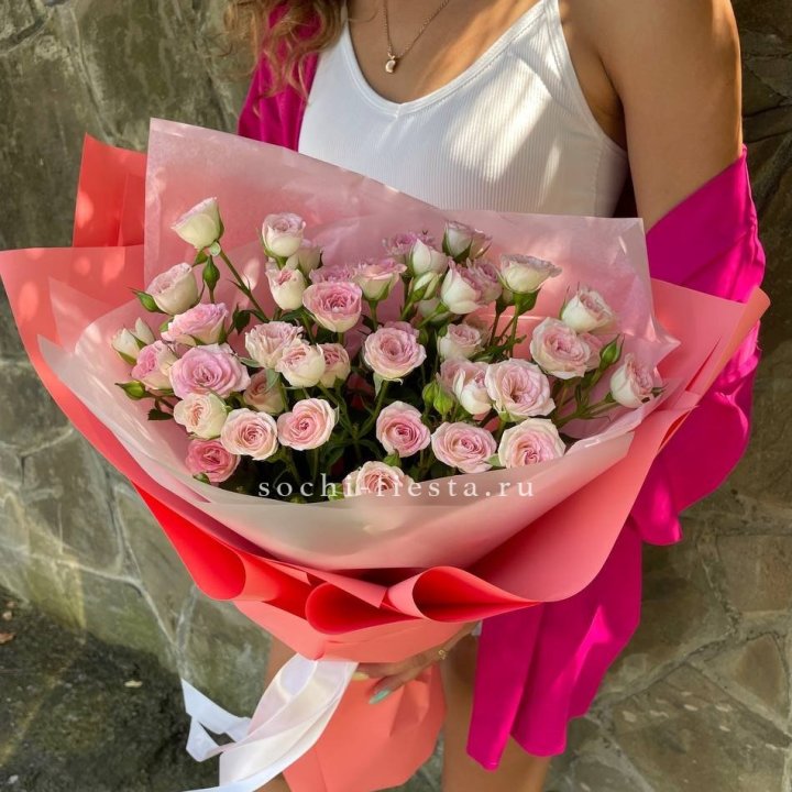 Розовые кустовые розы в Балаково