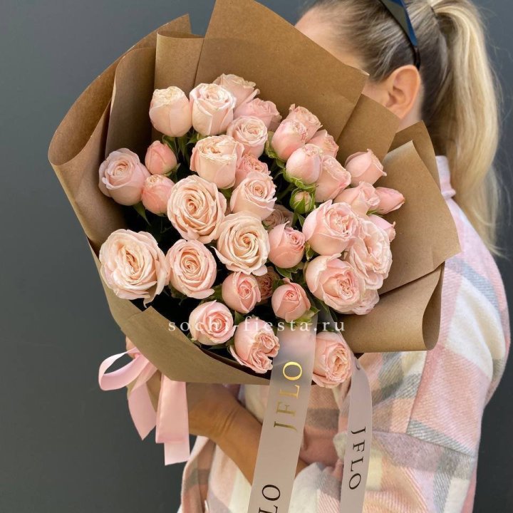 Кустовые розы Бомбастик в крафте в Балаково