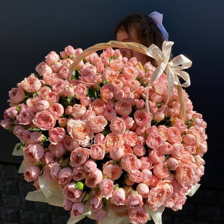 Корзина из пионовидных роз в Балаково