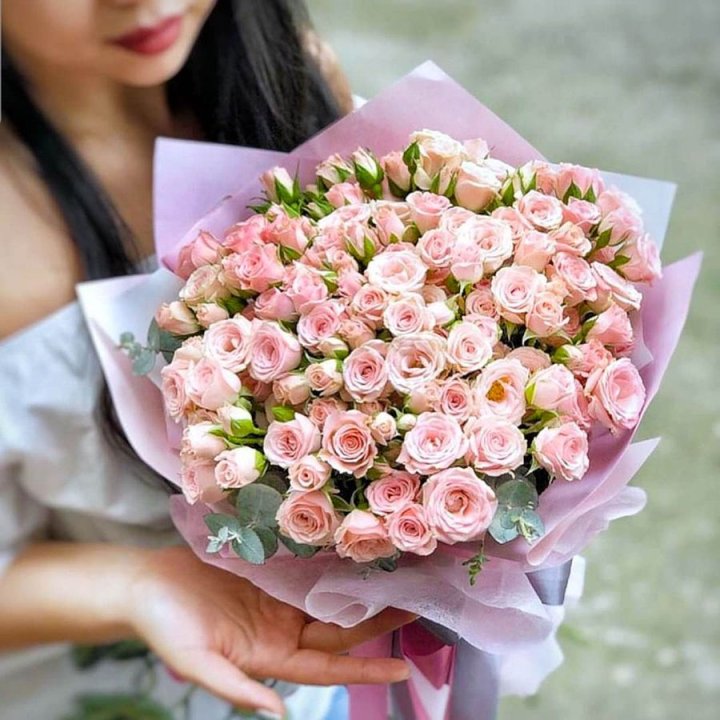 Кустовые розы с эвкалиптом в Балаково