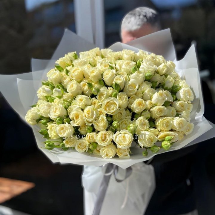 Белые кустовые розы 31 шт в Балаково