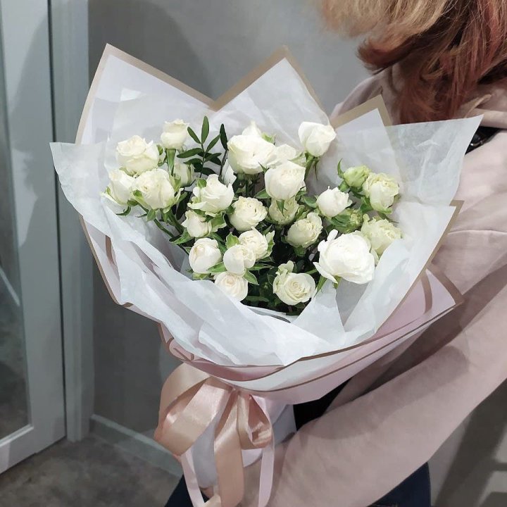 Белоснежные кустовые розы в Балаково