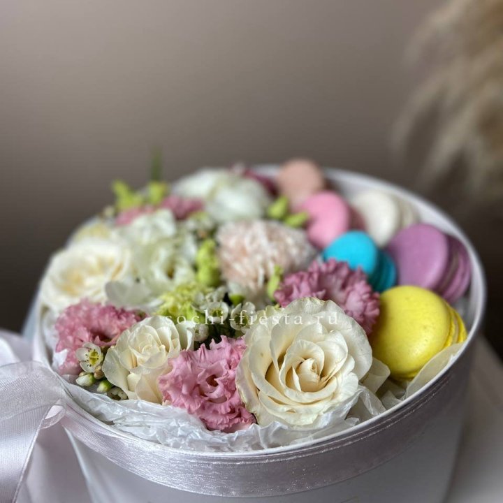 Цветы в цилиндре с макаронс "Прованс" в Балаково