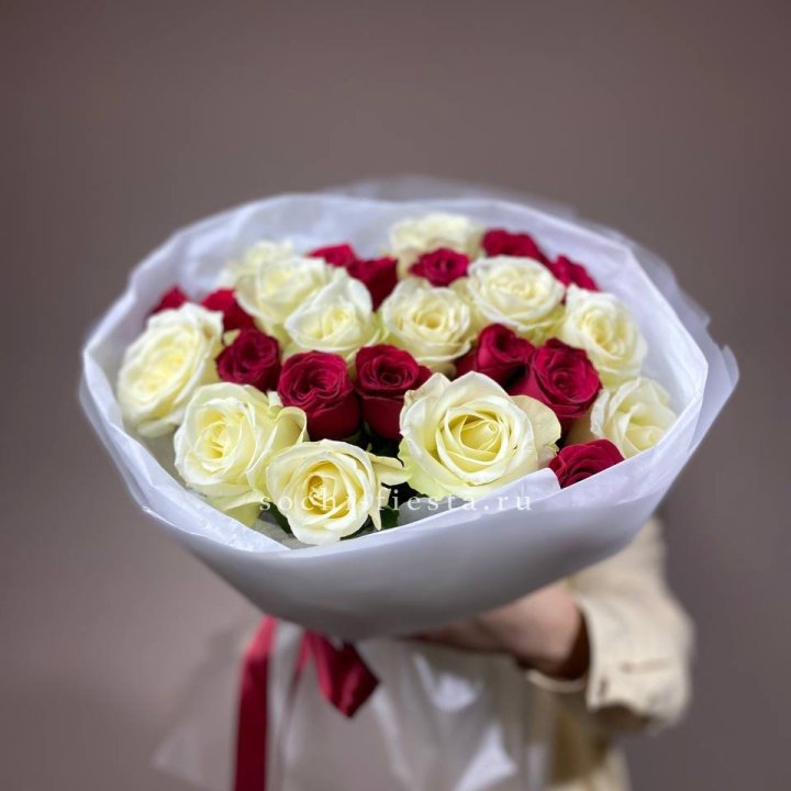 Букет их красных и белых 25 роз в Балаково