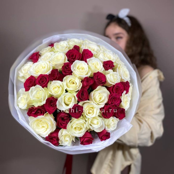 Микс из 55 роз в Балаково